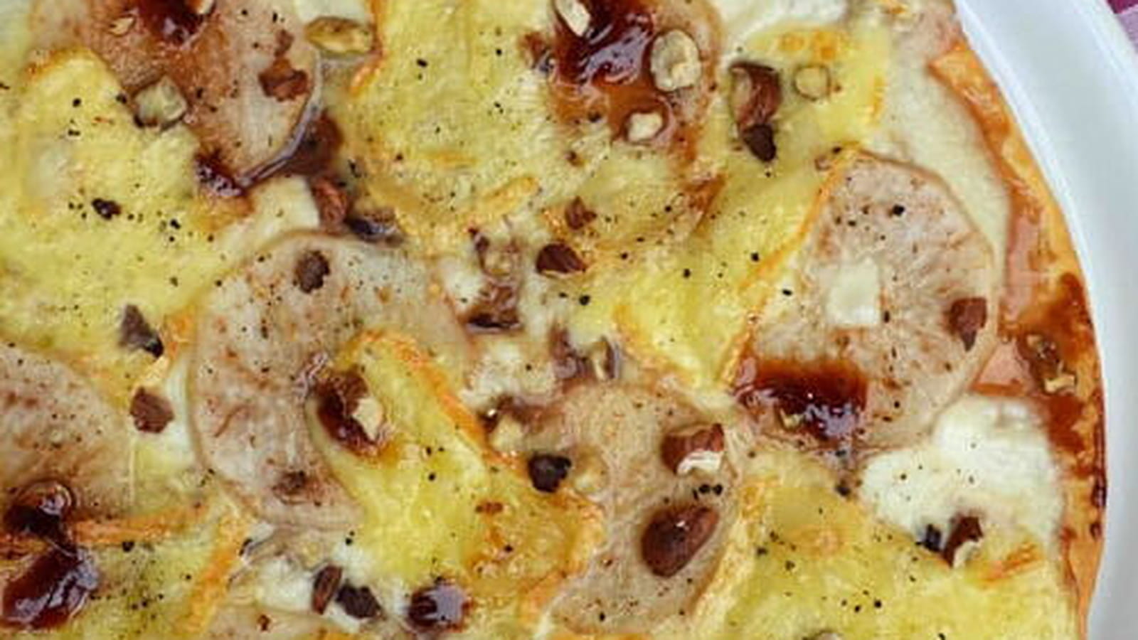 Pizza "à la belge" aux poires, fromage de Herve, sirop de Liège et noisettes