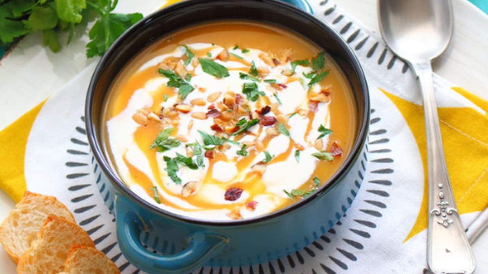 Soupe de potiron, pommes de terre, noisettes et pignons de pins