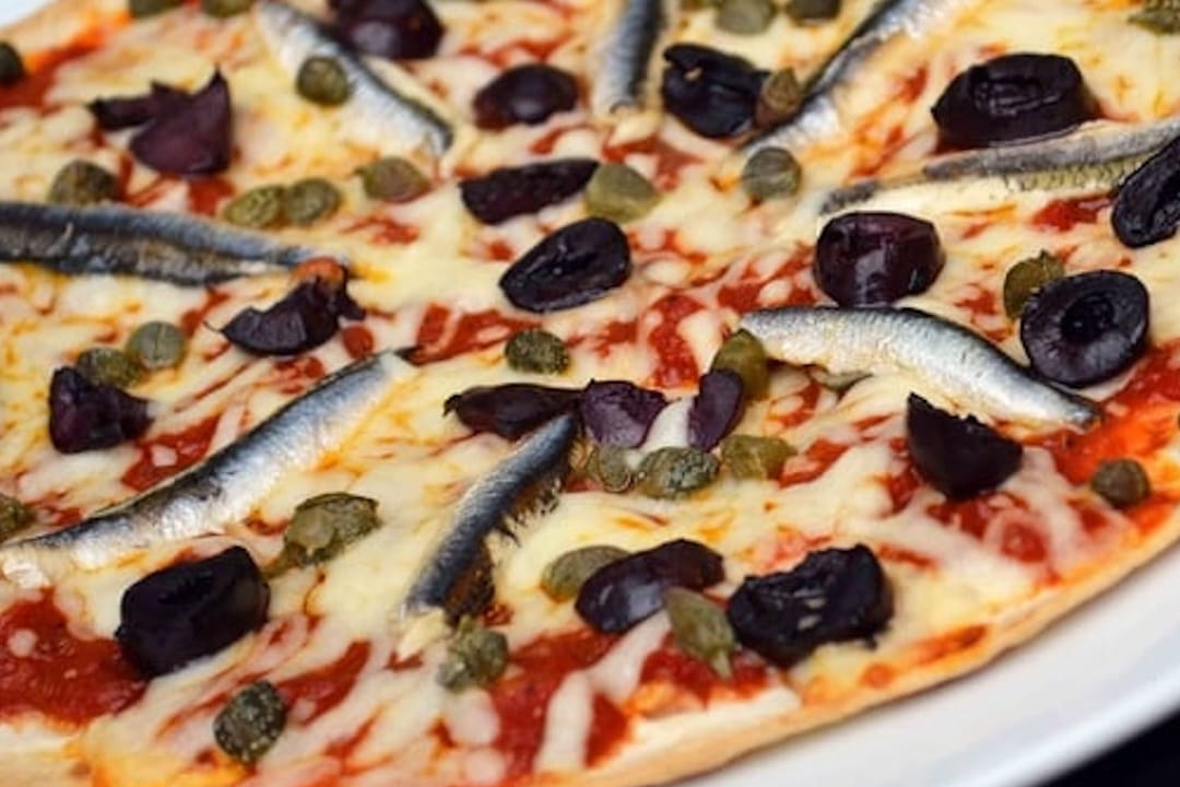 Pizza wrap aux anchois, olives et câpres