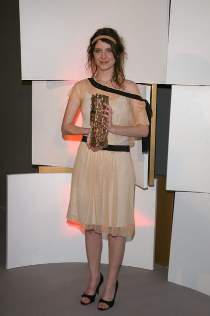 M&eacute;lanie Laurent en petite robe fluide et serre-t&ecirc;te