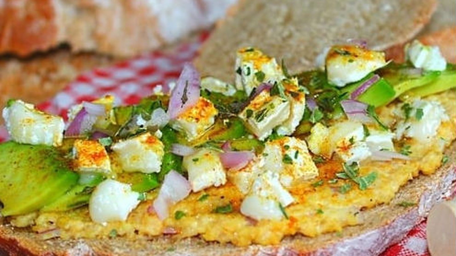 Tartine son d'avoine, avocat, chèvre et miel