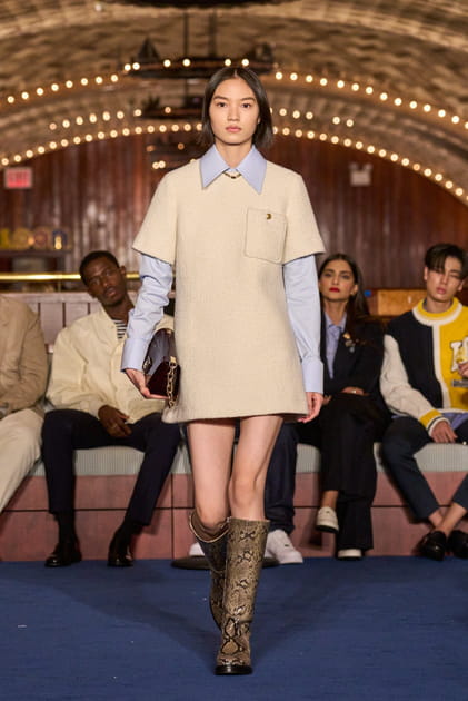Robe courte ivoire, chemise&nbsp;bleu ciel et bottes &agrave; imprim&eacute; serpent aper&ccedil;ues sur le d&eacute;fil&eacute; Tommy Hilfiger