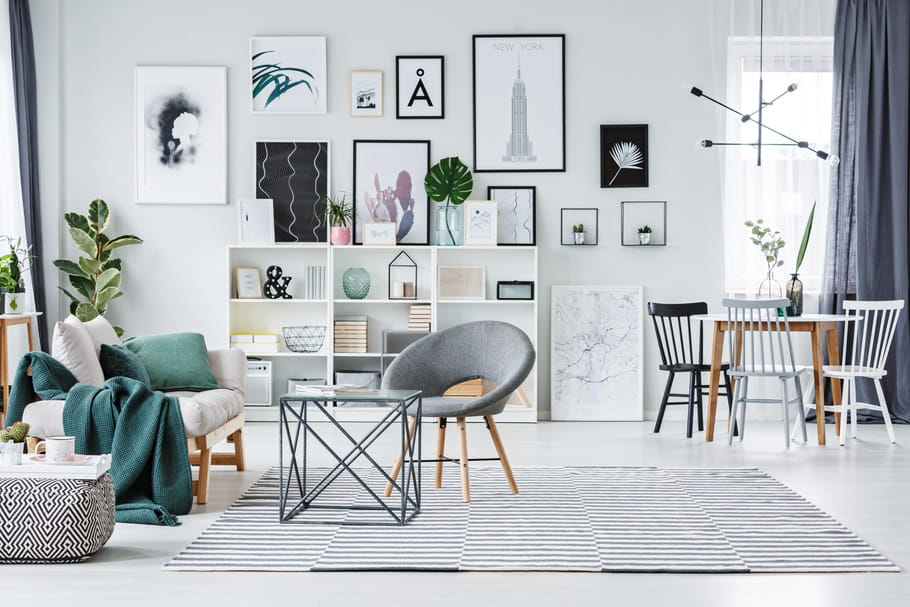 Chaises, fauteuils et autres assises d'appoint s'installent au salon