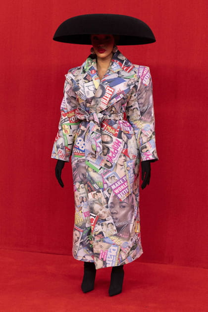 Cardi B en trench coat et chapeau noir