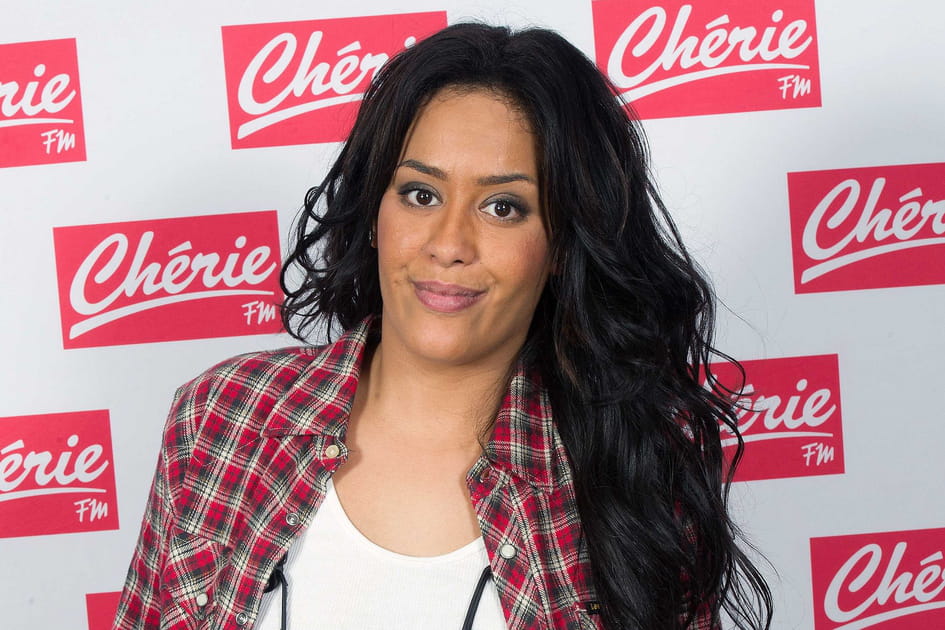 Amel Bent, &eacute;l&eacute;gante avec son liner fum&eacute;