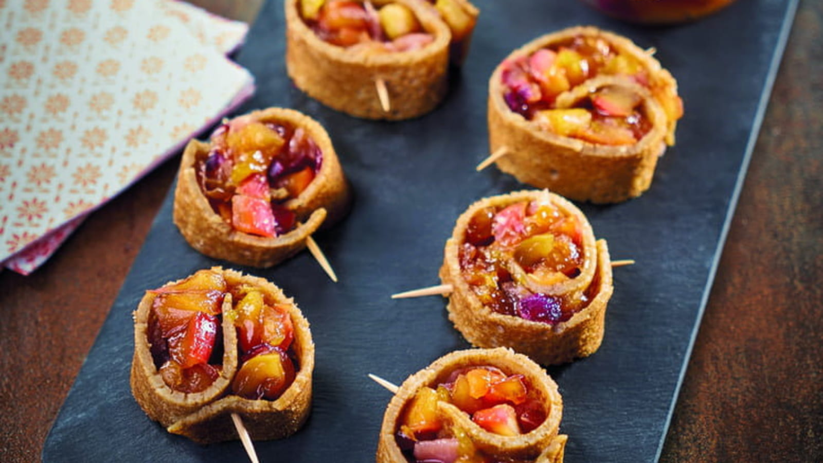 Mini wrap sarrasin, chutney de pommes Antarès®, oignons rouges, cranberries et lanières de bacon