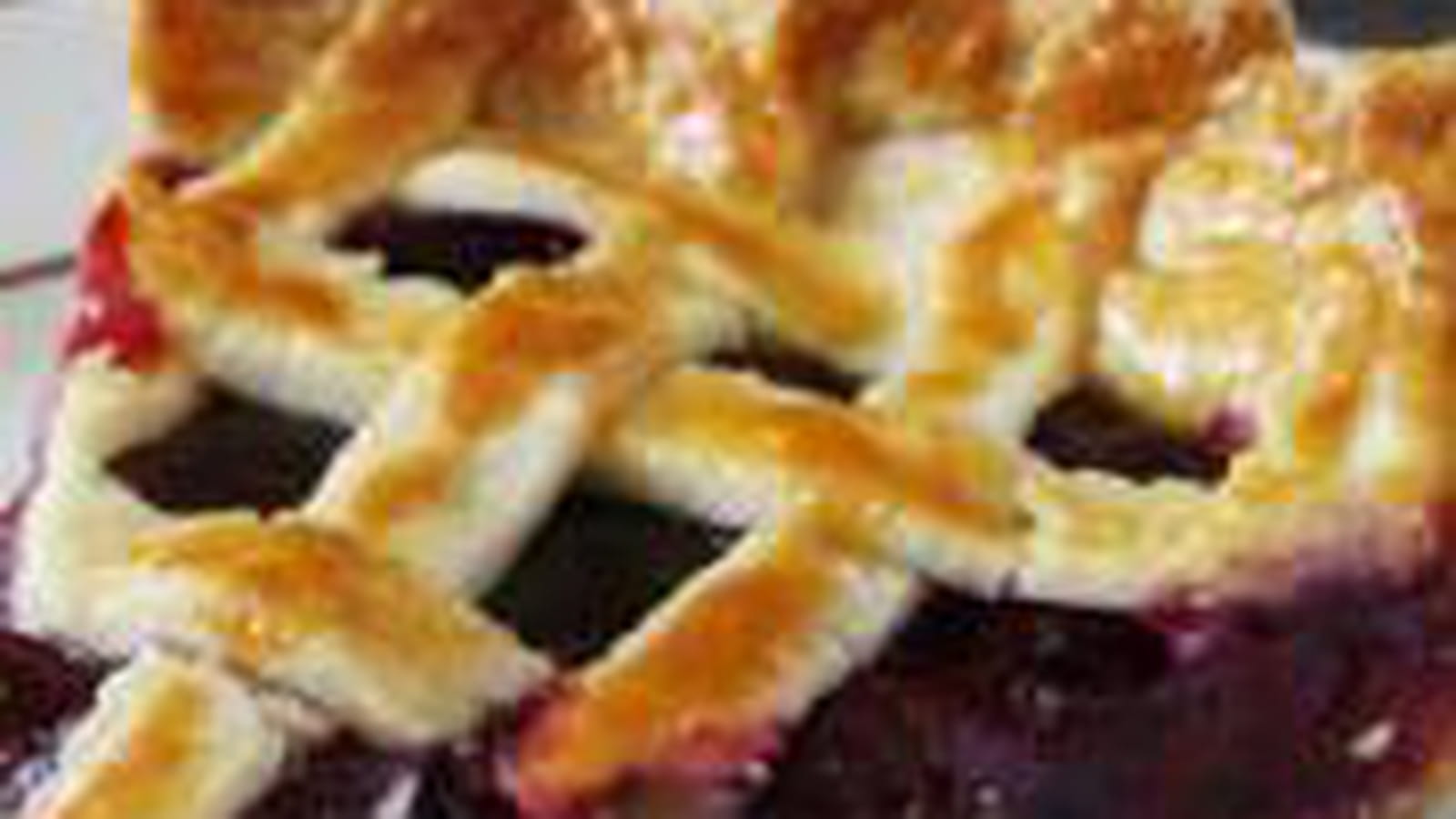 Tarte aux cerises tressée 