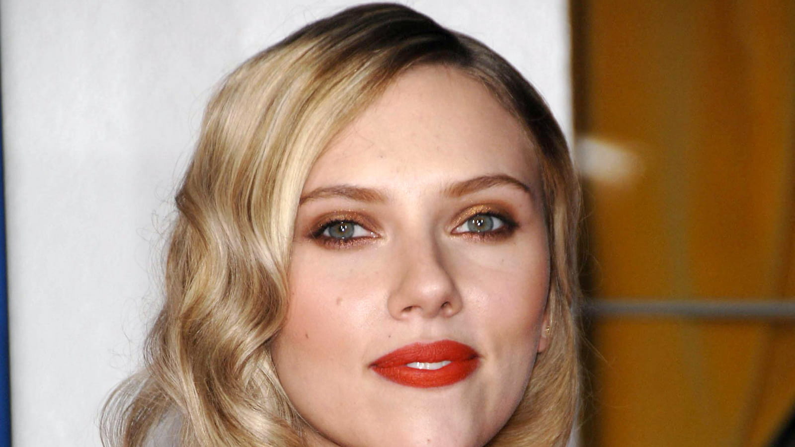Les cheveux coiffés sur le côté de Scarlett Johansson