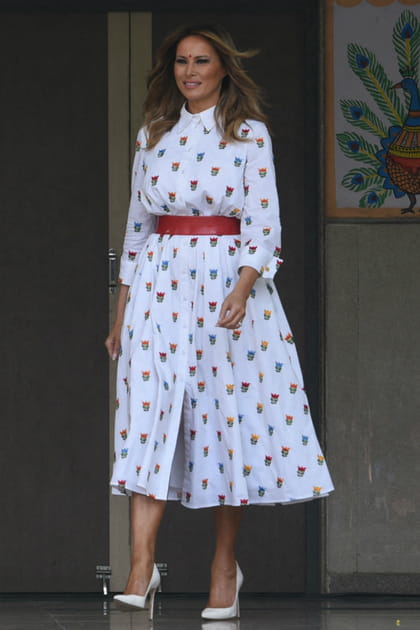 Melania Trump en robe imprim&eacute;e avec ceinture
