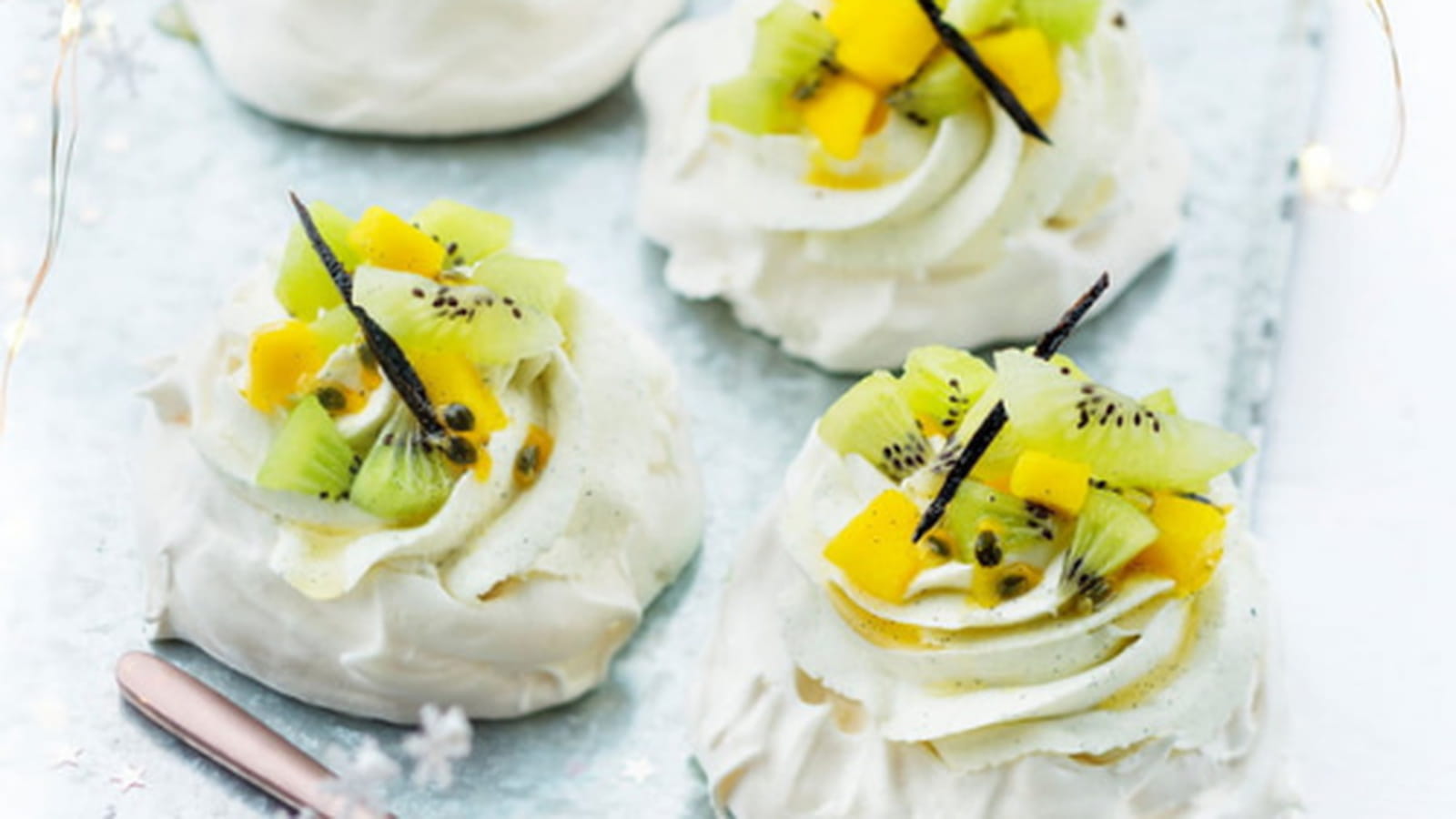 Pavlova, crème, duo mangue – kiwi Oscar