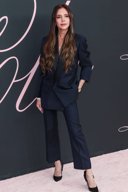 Apr&egrave;s&nbsp;: Victoria Beckham &agrave; 50&nbsp;ans en costume noir et escarpins