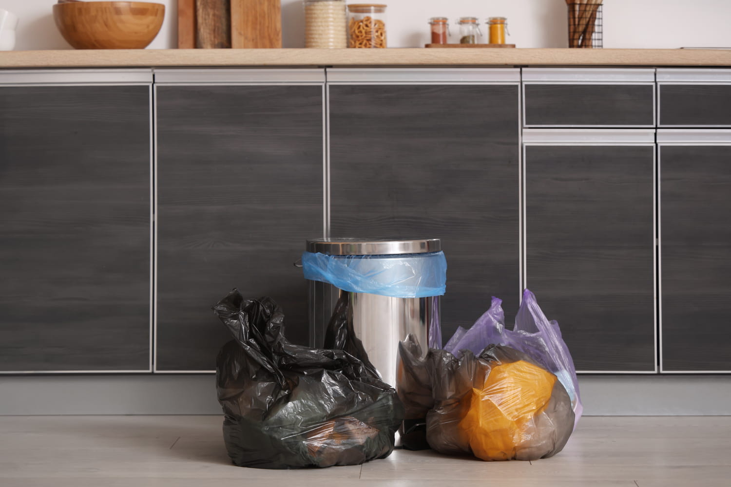 Free, this ingredient cleans and deodies the trash in the blink of an eye