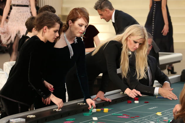 Kristen Stewart, Julianne Moore et Lara Stone au d&eacute;fil&eacute; Chanel