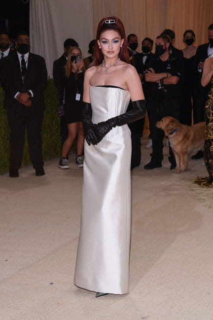 Gigi Hadid en robe bustier longue ivoire Prada et gants noirs en cuir