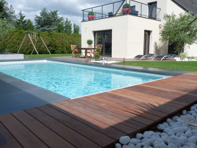 Après : une plage de piscine en bois exotique