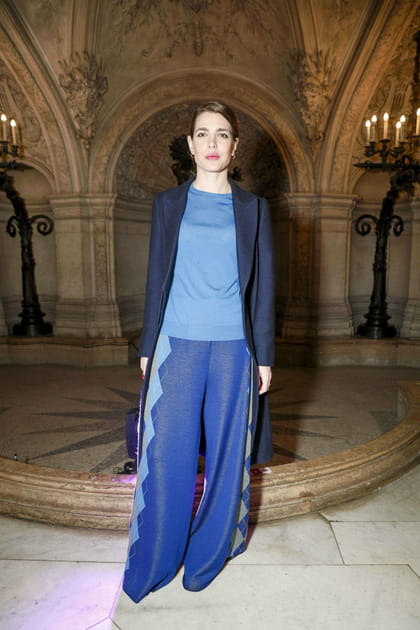 Charlotte Casiraghi en pull bleu et pantalon &agrave; motif jacquard