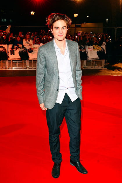 Robert Pattinson en veste grise et pantalon anthracite