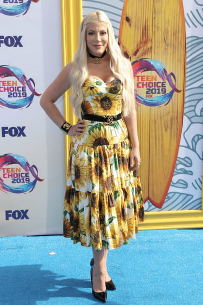FLOP&nbsp;: Tori Spelling en robe tournesols