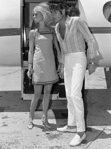 Brigitte Bardot en mini robe à encolure carrée et sandales