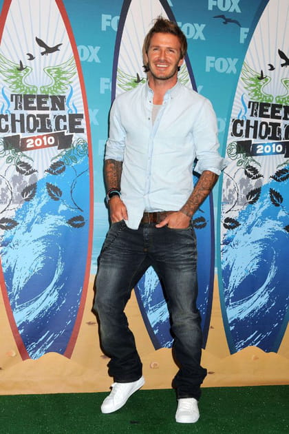 David Beckham en chemise bleu ciel et jean