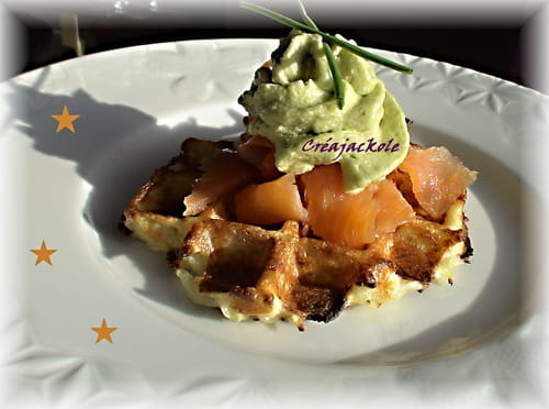 Gaufres de pommes de terre, truite fumée et crème d'avocat