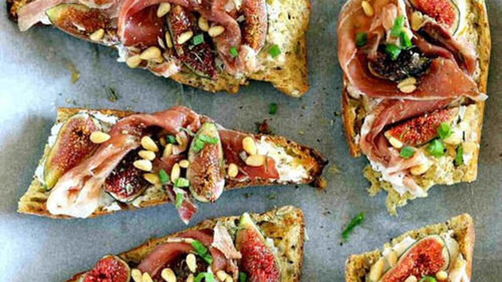 Tartines gorgonzola, figues et jambon cru de pays