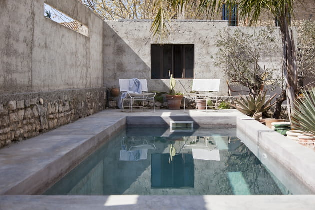 Inspiration brutaliste autour de la piscine