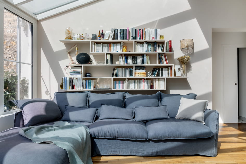 Apr&egrave;s&nbsp;: un s&eacute;jour avec coin canap&eacute; sous le soleil et belle biblioth&egrave;que