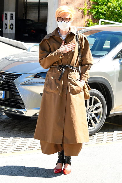 Tilda Swinton en manteau kaki