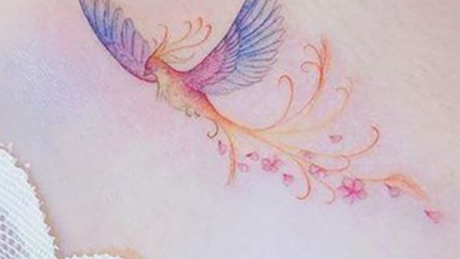Phoenix romantique sous la clavicule