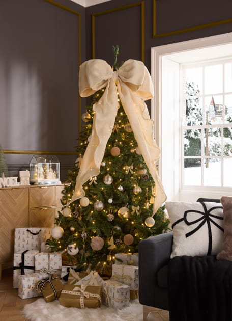 Un sapin de No&euml;l avec un n&oelig;ud fa&ccedil;on joli cadeau