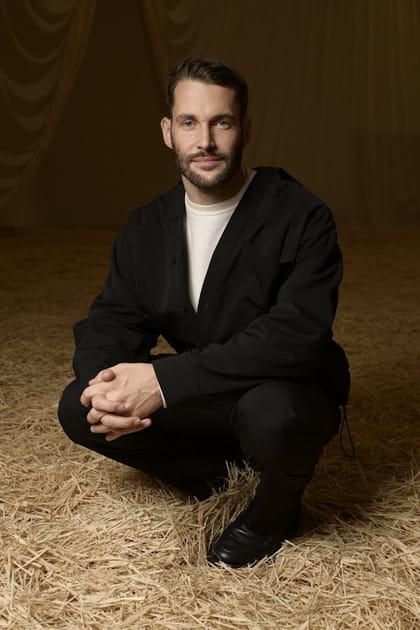 Simon Porte Jacquemus en gilet noir au défilé Jacquemus "Le Raphia"