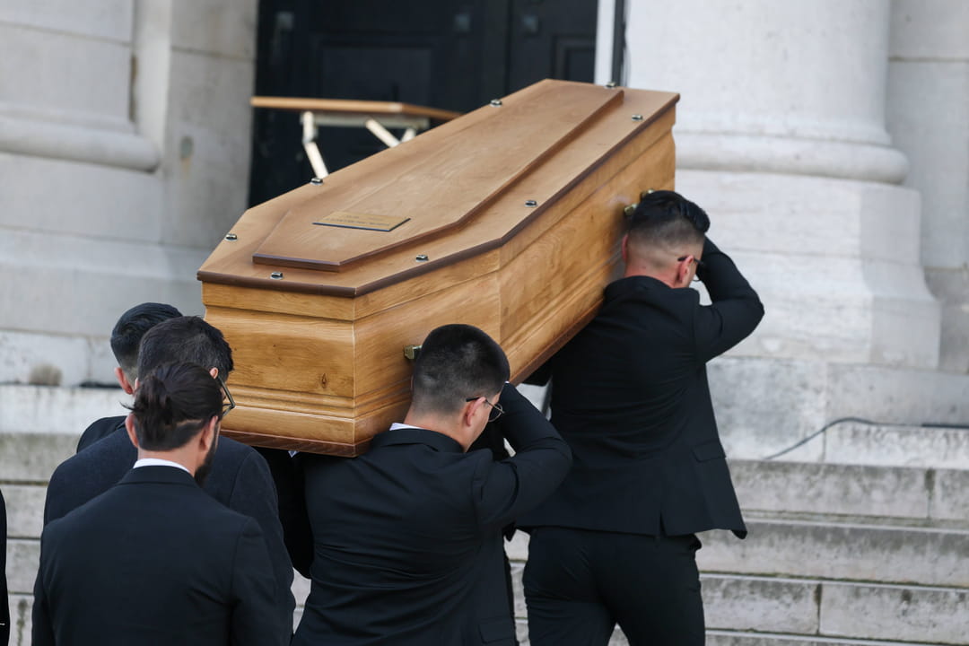 Funeral of Isabelle Mergault: Laurent Ruquier and the Grosses Têtes, slew of VIPs and wink from his daughters Funeral of Isabelle Mergault: Laurent Ruquier and the Grosses Têtes, slew of VIPs and wink from his daughters