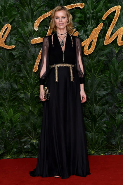 Eva Herzigova en robe noire