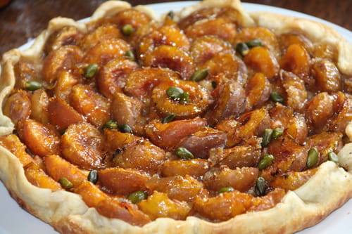 Tarte aux reines-claudes et pistaches sur lit de sablés à l'orange