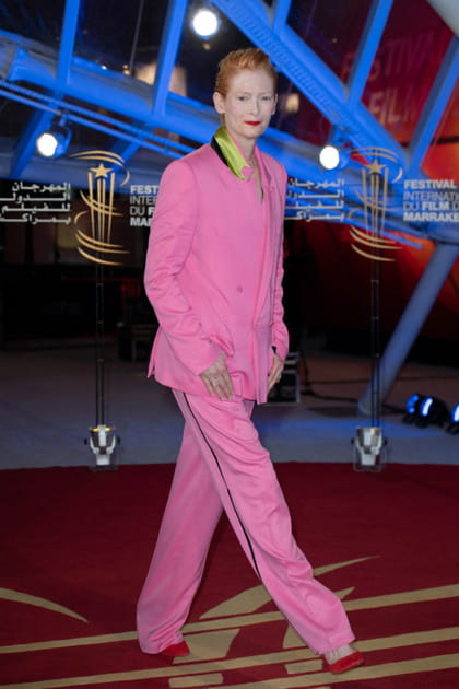 Tilda Swinton en ensemble rose