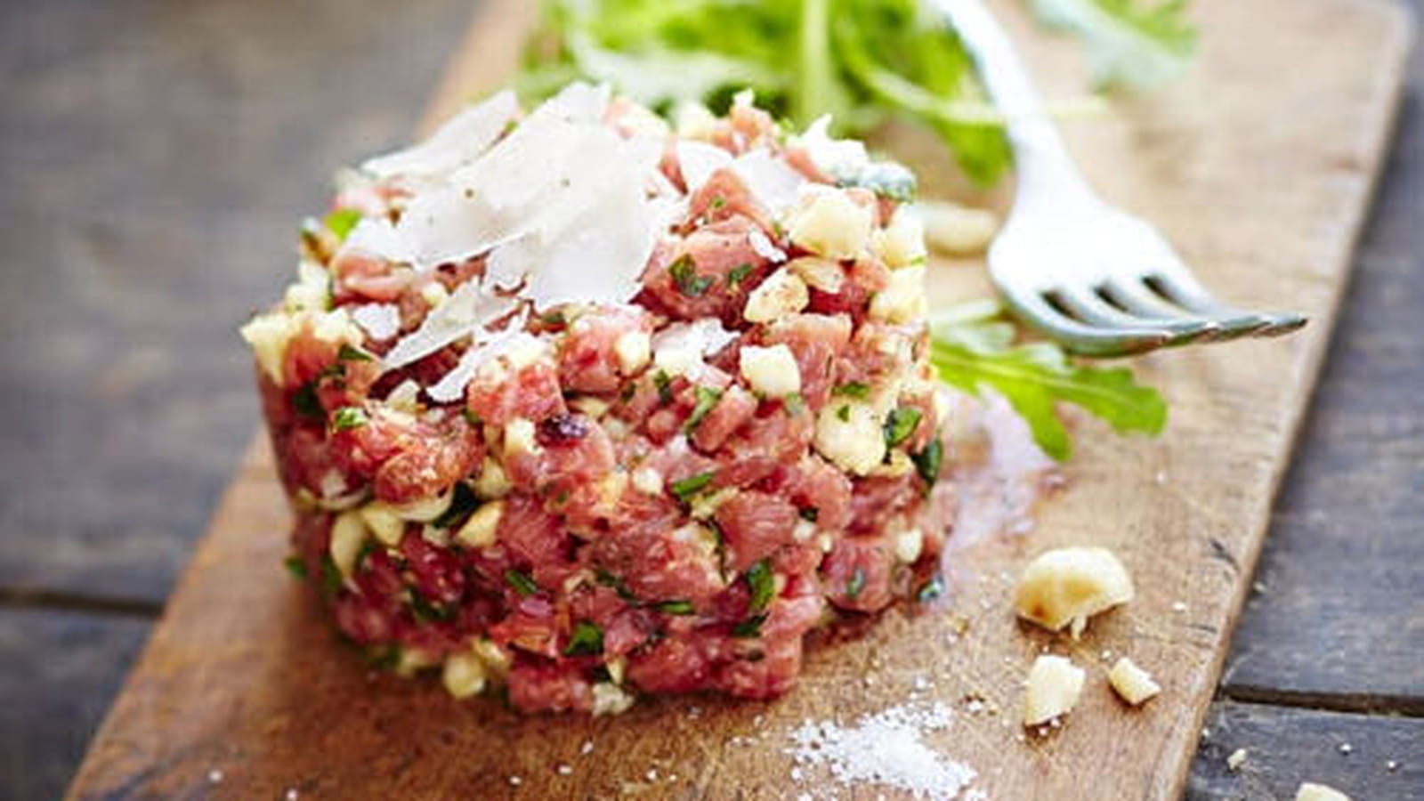 Tartare de bœuf aux noix, ail, persil et copeaux de parmesan