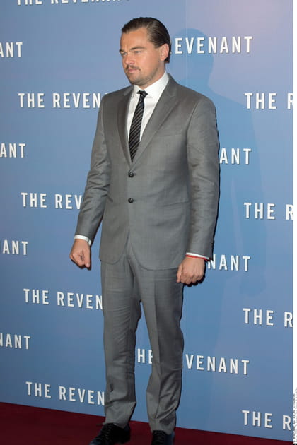 Leonardo DiCaprio en total look gris