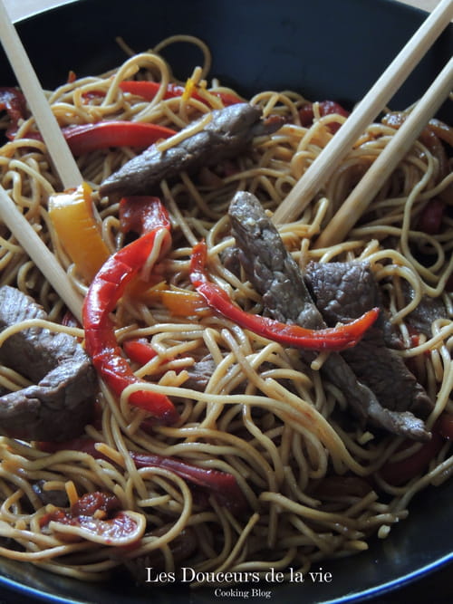 Boeuf sauté, nouilles chinoises et poivrons caramélisés
