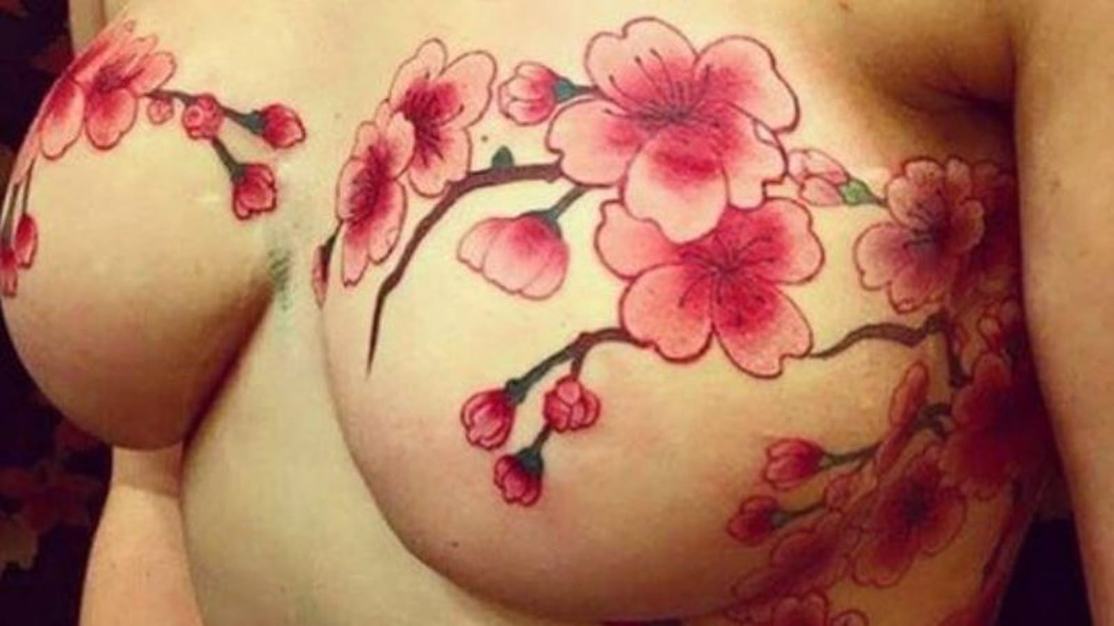 Fleurs roses sur la poitrine