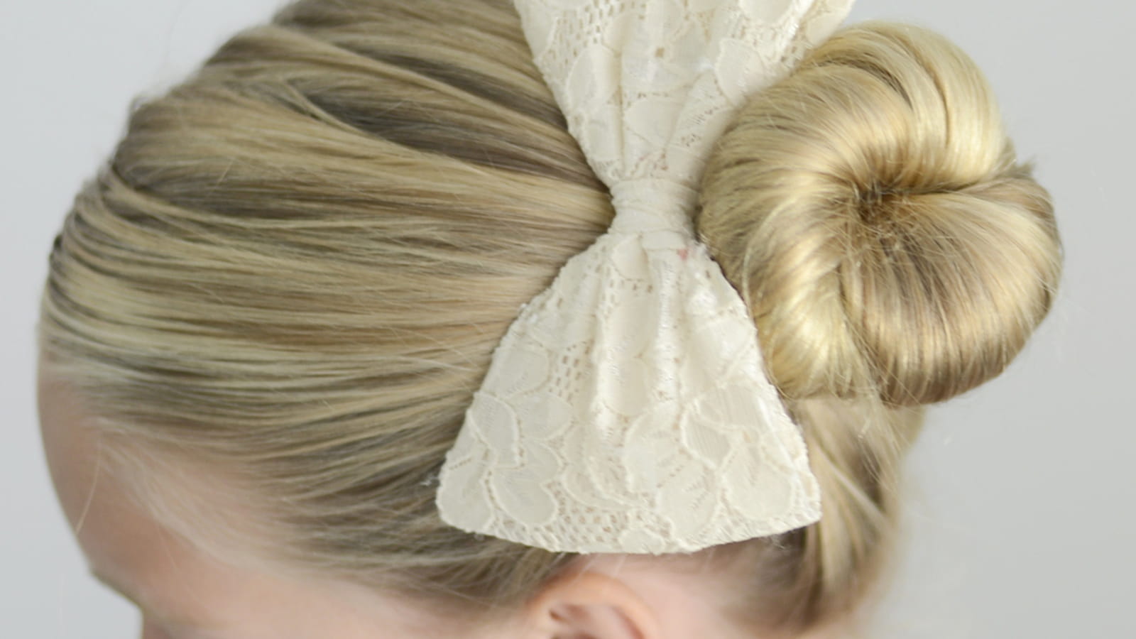 Un noeud papillon sur un chignon