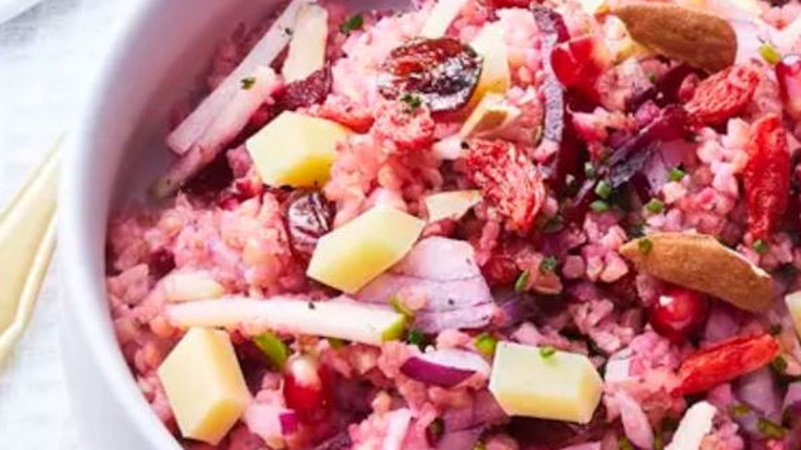 Taboulé rouge betterave, baies de goji, pommes vertes et dés d’Emmentaler