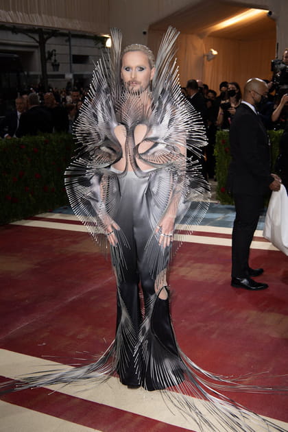 Frederik Robertson en tenue gris et noir &agrave; plumes