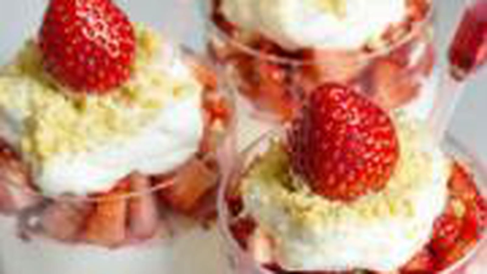 Verrines aux fraises, chantilly au mascarpone et aux sablés bretons