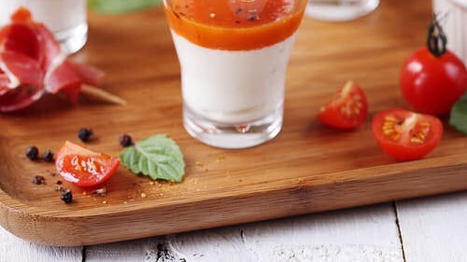 Verrine de brebis à la menthe, gaspacho et brochette de jambon cru
