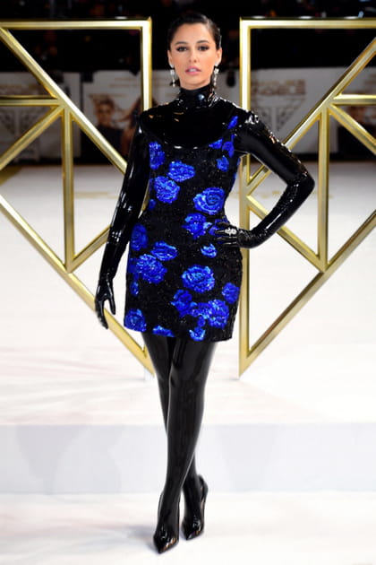 FLOP : Naomi Scott en cuir et fleurs