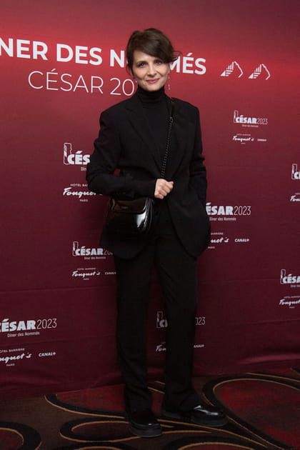 Juliette Binoche en blazer large et sac à main en bandoulière noire