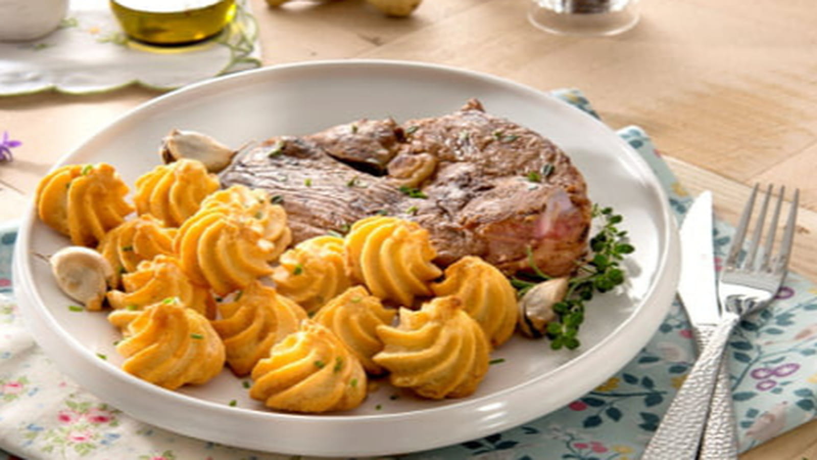 Gigot d’agneau poêlé & pommes duchesse de Ratte du Touquet