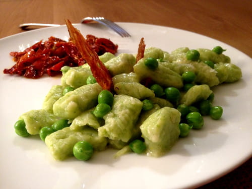 Gnocchi aux petits pois, pancetta, tomates séchées