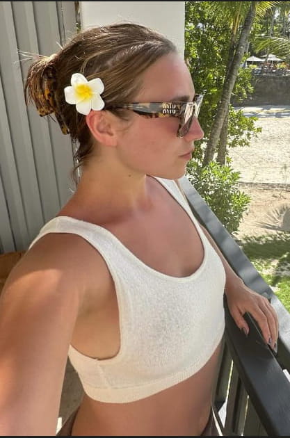 Chlo&eacute; Jouannet craque pour l'accessoire capillaire que l'on a toutes &agrave; la maison